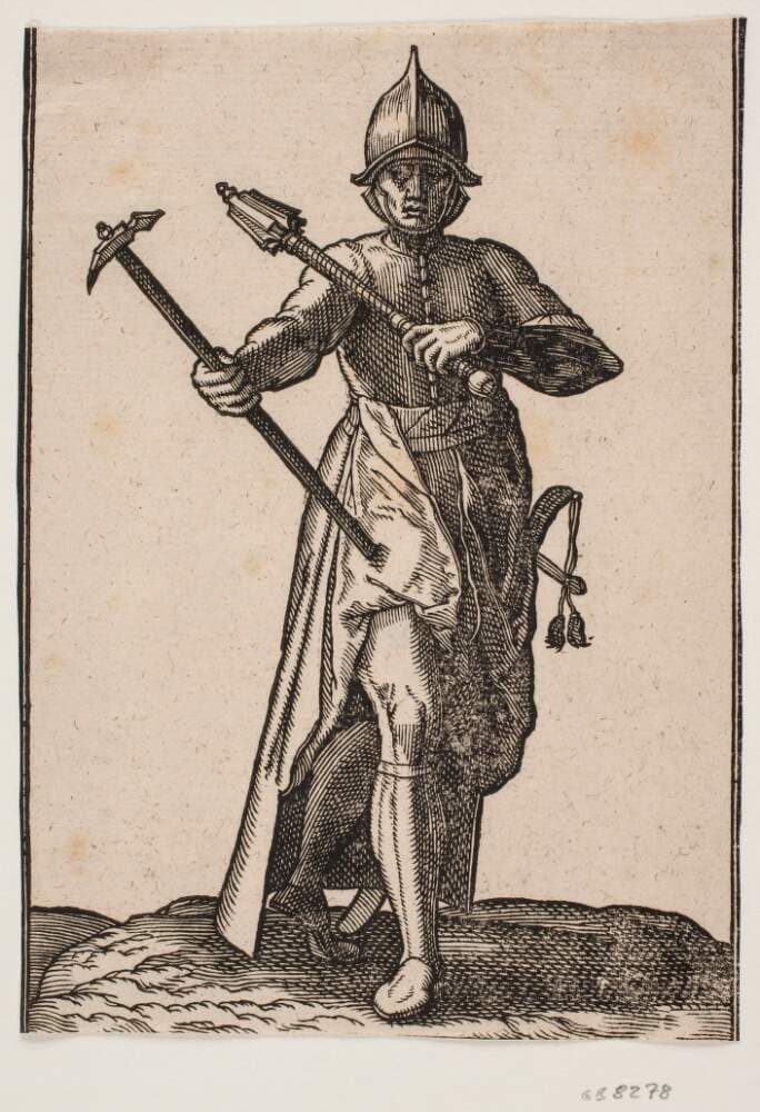 Stående hjelmklædt soldat, frontalt set; i h. hånd en stridshammer, i v. hånd en stridskølle, bageste ben og fod forvredet i forhold til forreste; ved v. side et sværd — Melchior Lorck