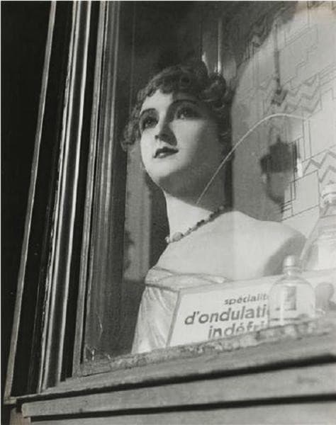 Mannequin en vitrine — Dora Maar