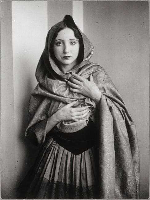 Anaïs Nin drapée dans un châle — Brassai